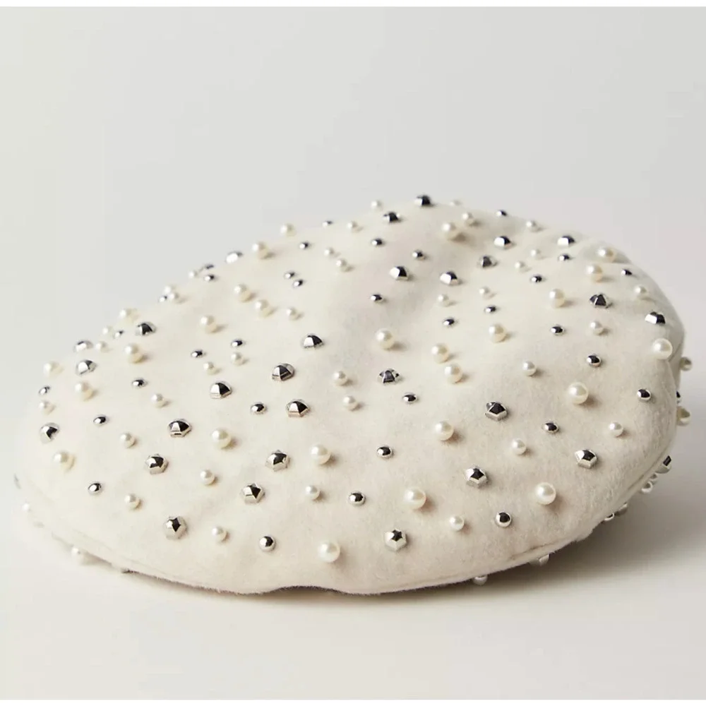 FREE PEOPLE x UNDERSTATED IVORY SO EMMA PEARL EMBELLISHED BERET HAT